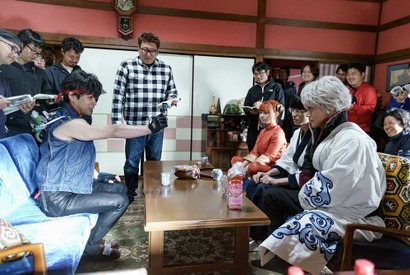 “トッシー”柳楽優弥の快演に小栗旬ら「強烈すぎる…」『銀魂2』笑いの絶えない「万事屋」に潜入 画像