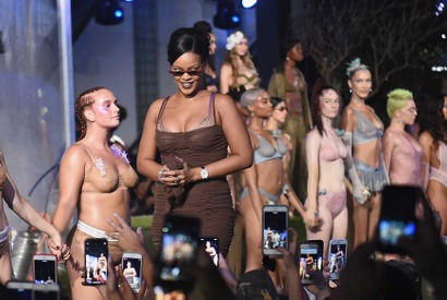 リアーナの下着ブランドのショーに出演したモデル、舞台裏で産気づく 画像