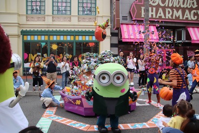 【USJ】ハロウィンはパークでお菓子キャッチ！「ハッピー・トリック・オア・トリート」が楽しすぎる 画像