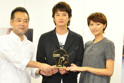 岡田将生＆榮倉奈々、トロフィーの重みで受賞を実感！ 画像