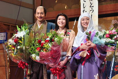 水川あさみ、涙の「江」クランクアップ　“妹”上野樹里、向井理と抱擁  画像