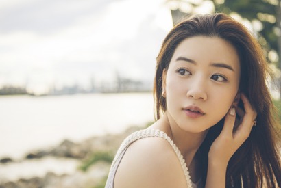 永野芽郁、大人っぽい新たな一面も！ 1st写真集「moment」新カット 画像