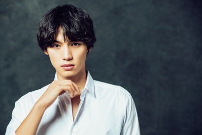 福士蒼汰、カレンダー発売！ 写真集の未公開カットも収録 画像