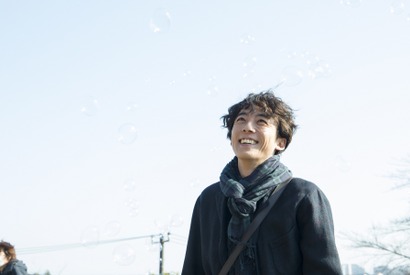 高橋一生の笑顔に惚れる…『九月の恋と出会うまで』メイキング写真 画像