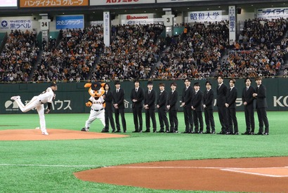 関口メンディー、“マウンドに王子が大渋滞”の始球式も記録伸びず「ごメンディー！」 画像