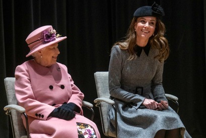 キャサリン妃、王室入り後初めてエリザベス女王と“2人きり公務” 画像