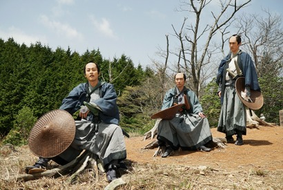 松坂桃李＆柄本佑＆杉野遥亮、“幼なじみ”の三者三様の剣構え…『居眠り磐音』 画像