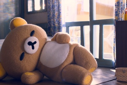 リラックマ、着替えはベッドの中!?「リラックマとカオルさん」謎に迫る特別映像到着 画像