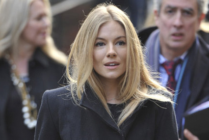 シエナ・ミラー、大衆紙の盗聴に気づかず「友人や家族を疑いの目で見てしまった」 画像