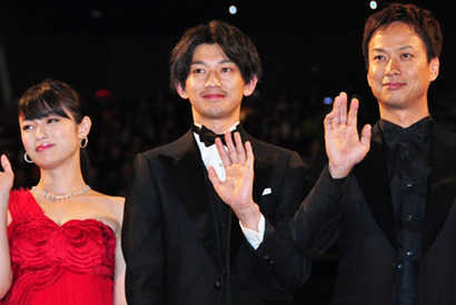 関ジャニ丸山、金色シャツのタキシードで登場　映画初出演でワイルドな魅力を発揮？ 画像