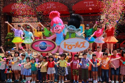 【USJ】つばきファクトリーとトロールズが熱烈ハグ！話題のトロールズ登場記念イベント 画像