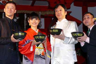 石原さとみ、シュールな新宿ゴールデン街練り歩きに笑顔！ 画像