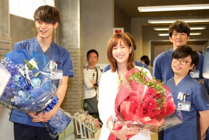 窪田正孝＆本田翼、笑顔とハグでクランクアップ！「“ラジエーションハウス”は最高のチーム」 画像