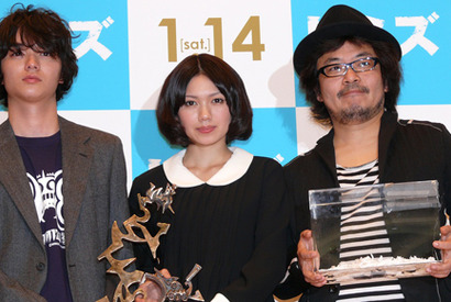 染谷将太と二階堂ふみが“ヴェネチア”トロフィーとご対面！　なんとモグラも祝福!? 画像