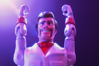 キアヌ・リーヴス、デュークは「すごい男」『トイ・ストーリー４』登場シーン 画像