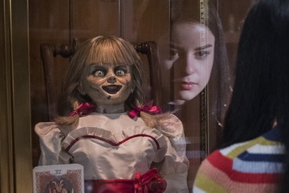 「今年一番怖い」史上“最恐”のお留守番…『アナベル 死霊博物館』場面写真 画像