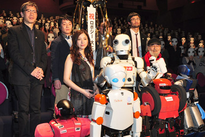 吉高由里子、相変わらずの天然ぶり！　お祝いのくす玉を舞台裏で勝手に割る 画像