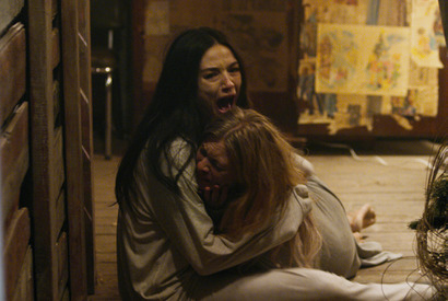 16年前の悪夢が再び!? 双子の姉妹に迫る魔の手…『ゴーストランドの惨劇』本編映像 画像