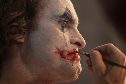 孤独な男からあふれる涙…『ジョーカー』早くも「アカデミー賞は確実！」の声 画像