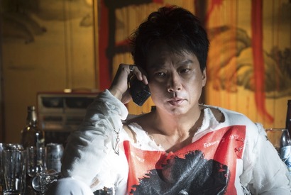 椎名桔平「世界中に衝撃が走る」最狂の詐欺師解禁！園子温×Netflix『愛なき森で叫べ』 画像