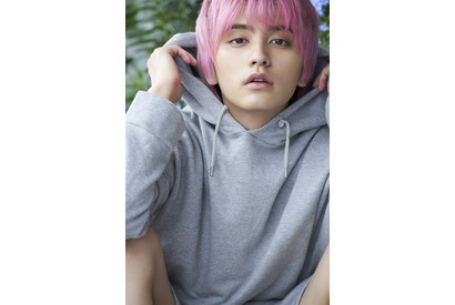 “ピンク髪”瀬戸利樹、2020年カレンダー発売！「この髪色を写真に」 画像