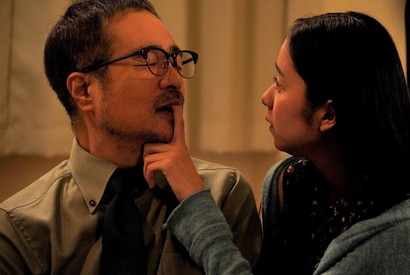 堀田真由、松尾スズキを翻弄…小悪魔垣間見える場面写真『108』 画像