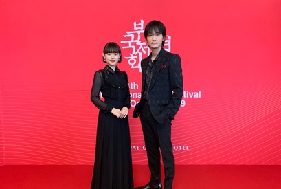 綾野剛、初の釜山に「興奮しています」杉咲花とレッドカーペット闊歩 画像