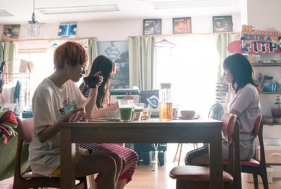 吉川愛＆萩原みのり＆今泉佑唯の期間限定共同生活『転がるビー玉』予告 画像