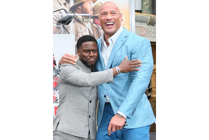 ケヴィン・ハート、チャイニーズ・シアターに手形を刻む ドウェイン・ジョンソンら祝福 画像