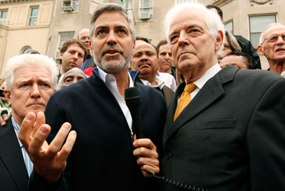 ジョージ・クルーニー、スーダン大使館前のデモ参加中に一時身柄を拘束される 画像