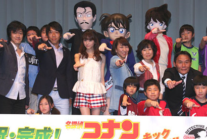 桐谷美玲、『名探偵コナン』ヒット祈願の美脚シュートを披露 画像