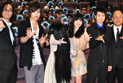 石原さとみと貞子が質疑応答「おいくつですか？」の問いに「享年17。ざっくり高2」 画像