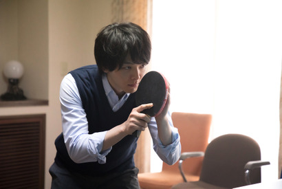 中村倫也、“おうち時間”を満喫？ひとり卓球写真到着『水曜日が消えた』 画像