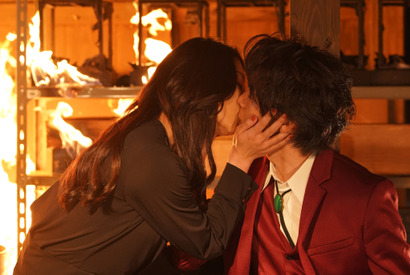 中村倫也＆小池栄子が炎の中でキス…「美食探偵」刺激が強すぎの第6話 画像