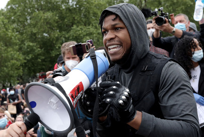 ジョン・ボイエガが抗議デモに参加、“キャリアを失うことも恐れない”演説行う 画像