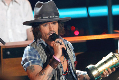 MTVムービー・アワードで受賞のジョニー・デップ、スピーチ代わりにギター演奏 画像