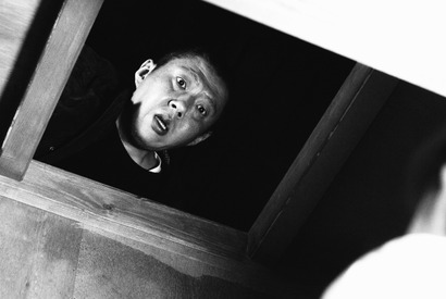 荒川良々、恐る恐る“呪いの家”へ…「呪怨」本編映像 画像