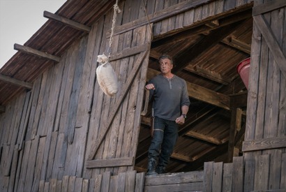 ランボー、最終決戦へ！燃え盛る炎が怒りを表す本編映像『ランボー　ラスト・ブラッド』 画像