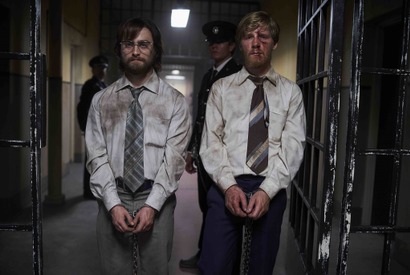 ダニエル・ラドクリフ、“木鍵”を使った脱獄計画に挑む…『プリズン・エスケープ』予告 画像