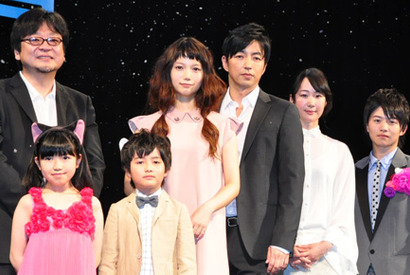 宮崎あおい＆大沢たかおが相合傘で登場！　大沢の“パパ”ぶりに絶賛 画像