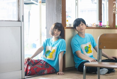 吉沢亮＆杉咲花、お揃いTシャツから一転…神妙に見つめ合う『青くて痛くて脆い』場面写真 画像
