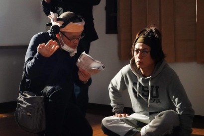 亀梨和也＆奈緒＆瀬戸康史、緊張感溢れるメイキング写真『事故物件 恐い間取り』 画像