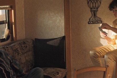 シャイア・ラブーフ＆ノア・ジュプ、“親子”トランプシーン到着『ハニーボーイ』 画像