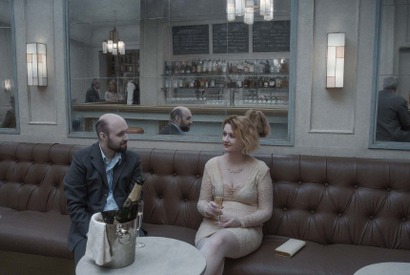 ロイ・アンダーソン監督『ホモ・サピエンスの涙』絵画のような場面写真解禁 画像