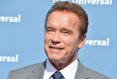 アーノルド・シュワルツェネッガーが2年ぶりに心臓手術 サムズアップで成功を報告 画像