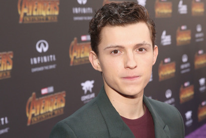 トム・ホランド、スパイダーマン姿でマスク着用を呼びかけ「ぼくは2枚…」 画像