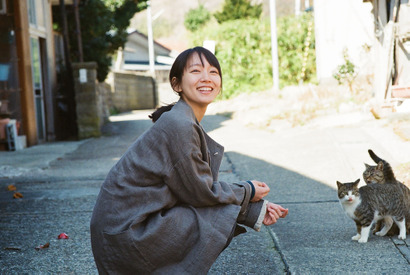 吉岡里帆が犬や猫と戯れる！『泣く子はいねぇが』癒しのオフショット解禁 画像