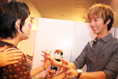 キム・ヒョンジュン、1,000人ハイタッチ＆バースデイ・サプライズに大興奮！ 画像