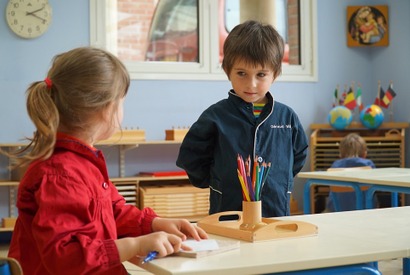 本上まなみ＆向井理がナレーションを担当、ドキュメンタリー『モンテッソーリ 子どもの家』予告編 画像