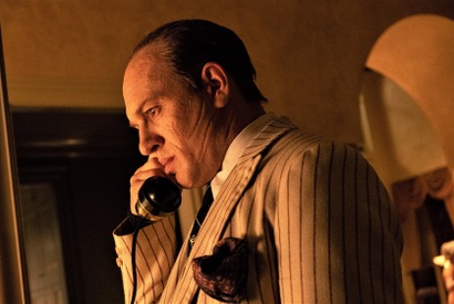 トム・ハーディ演じる伝説のギャング、狂気と妄想に取り憑かれ銃を乱射『カポネ』予告 画像